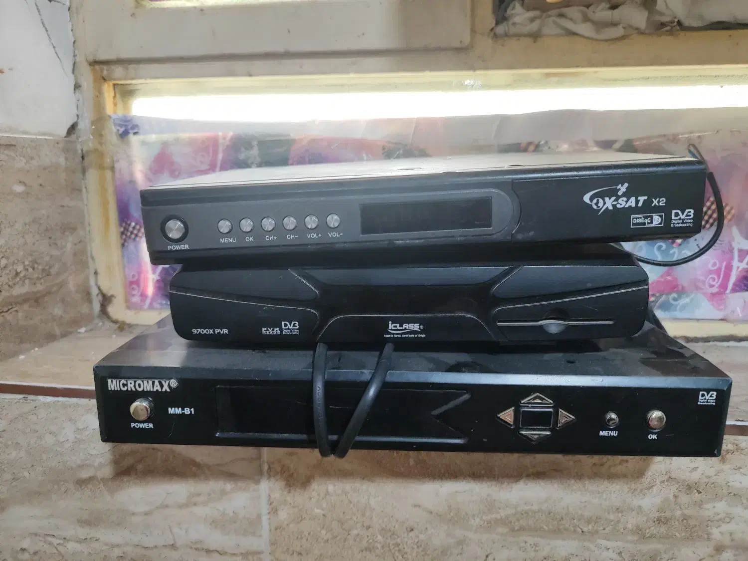 تعدادی وسیله برقی و ابزاری|تلویزیون و پروژکتور|میناب, |دیوار