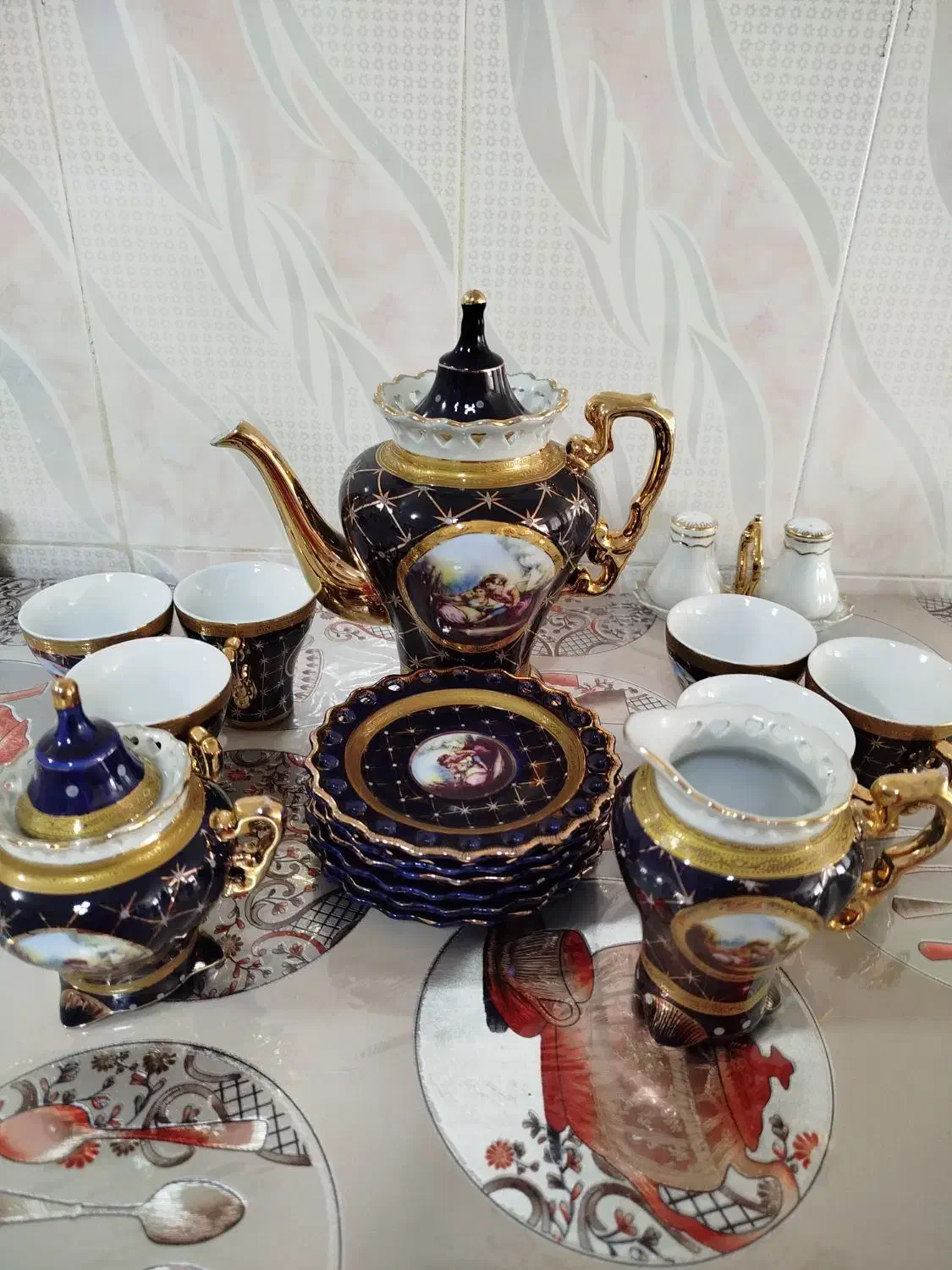 سرویس چایخوری آنتیک خارجی لیلی مجنون|ظروف سرو و پذیرایی|سرایان, |دیوار