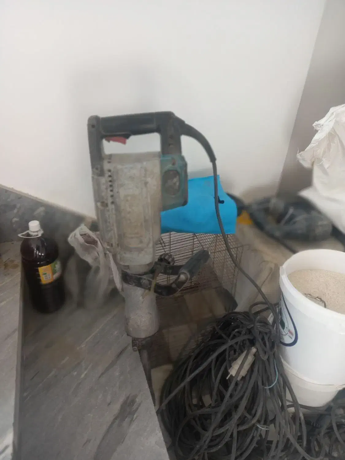 چکش برقی کم کار کرد کنار بوده سالم با ۳ ماه ظمانت|ابزارآلات|قم, انصار‌الحسین|دیوار