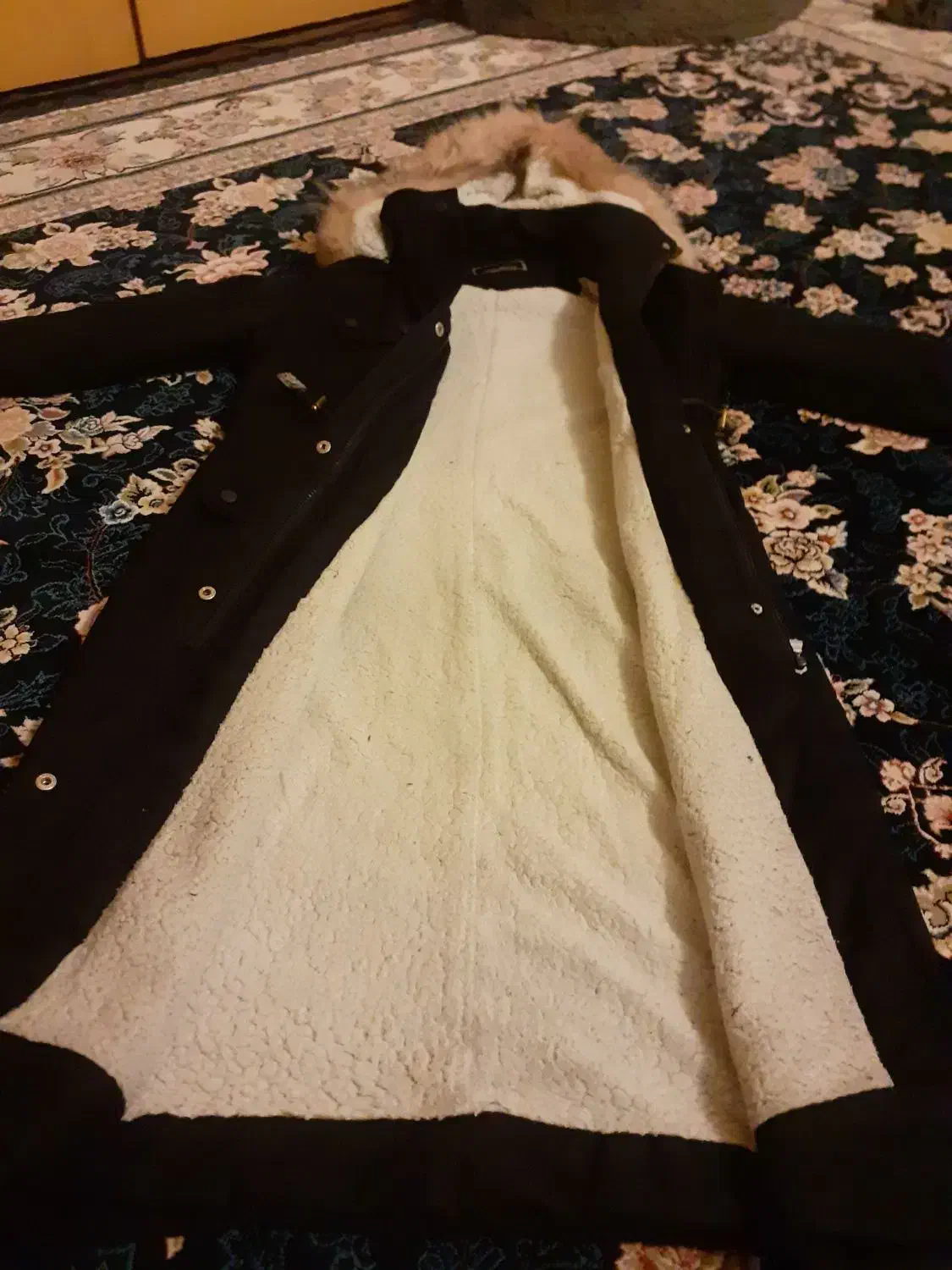 کاپشن|لباس|رباطکریم, رباطکریم|دیوار