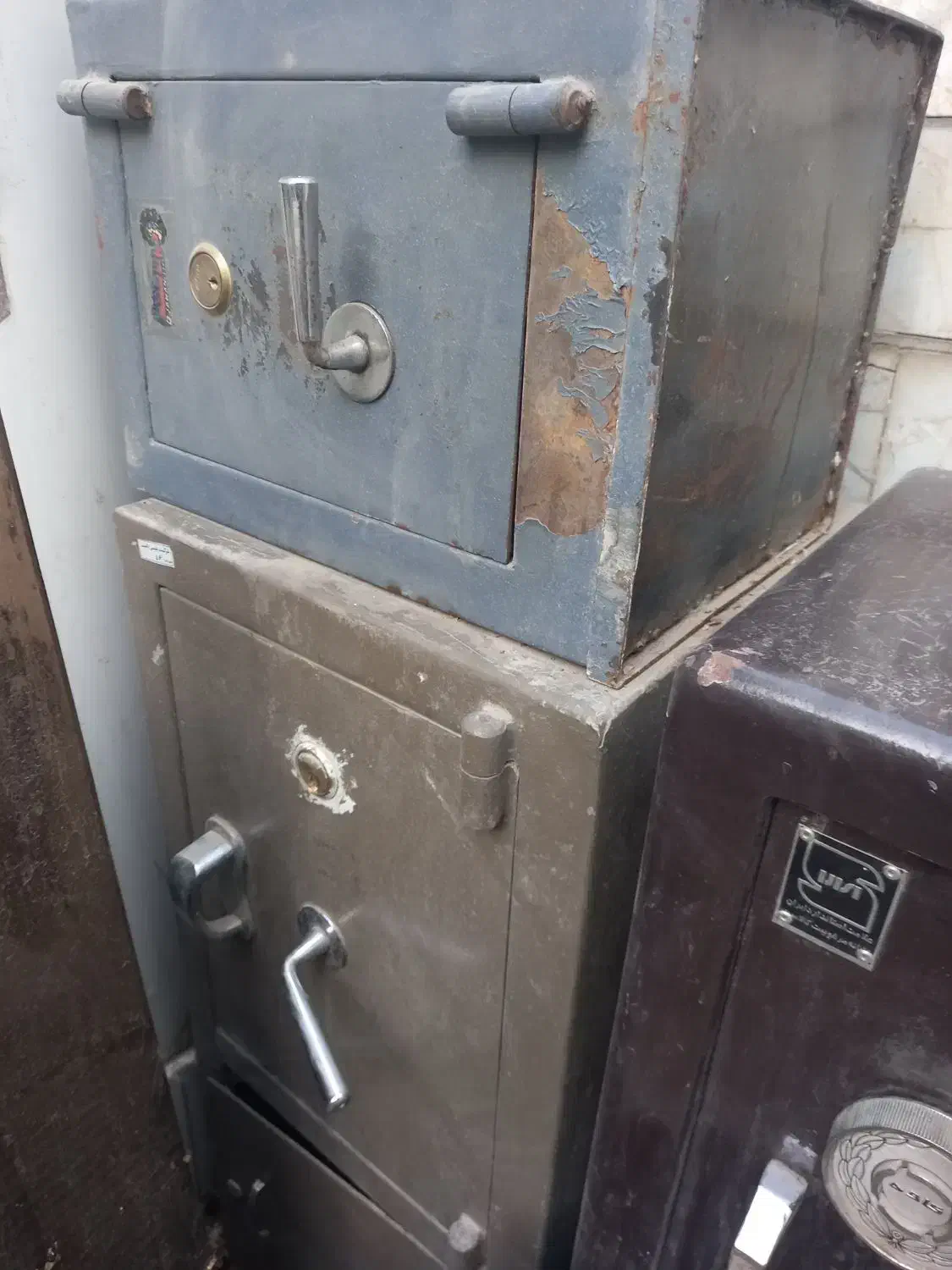 ۳ تا گاو صندوق  و ۲ تا کپسول آتش نشانی|ابزارآلات|شهرکرد, |دیوار