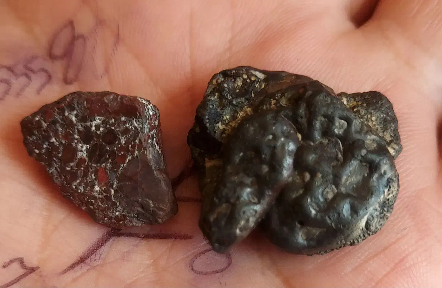 سنگهای مشکوک به ش ه ا ب|کلکسیون اشیاء عتیقه|بروجرد, |دیوار