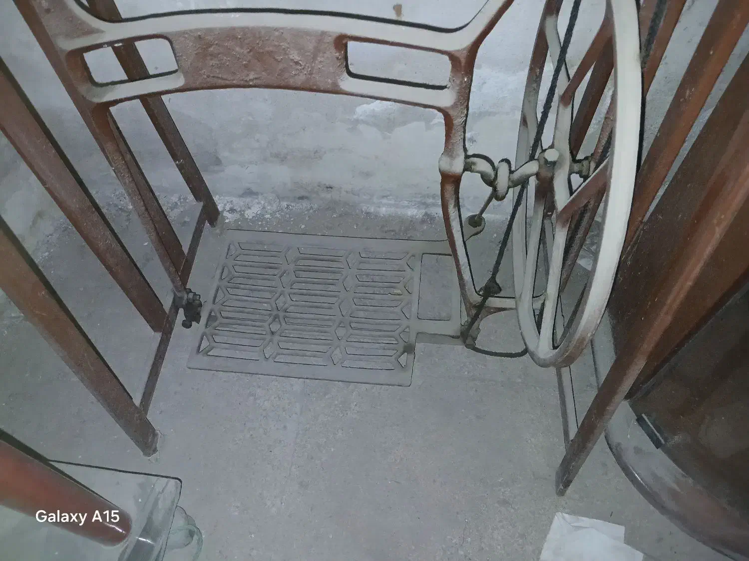 پایه چرخ خیاطی قدیمی ۸۰ ساله|کلکسیون اشیاء عتیقه|مشهد, آبکوه|دیوار