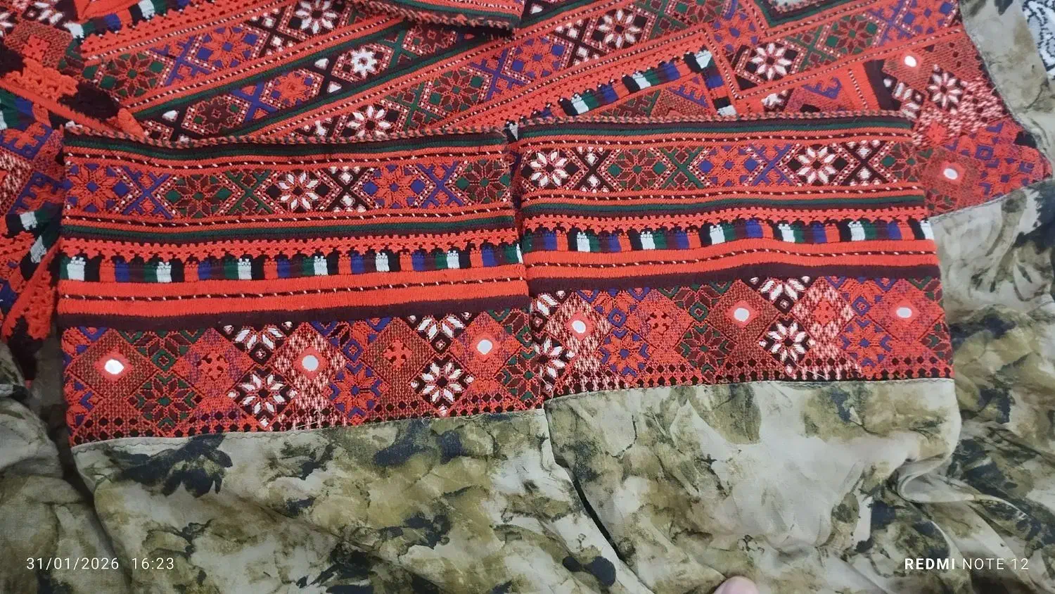 زی استین قرمز|گلیم، جاجیم، گبه|ایرانشهر, |دیوار