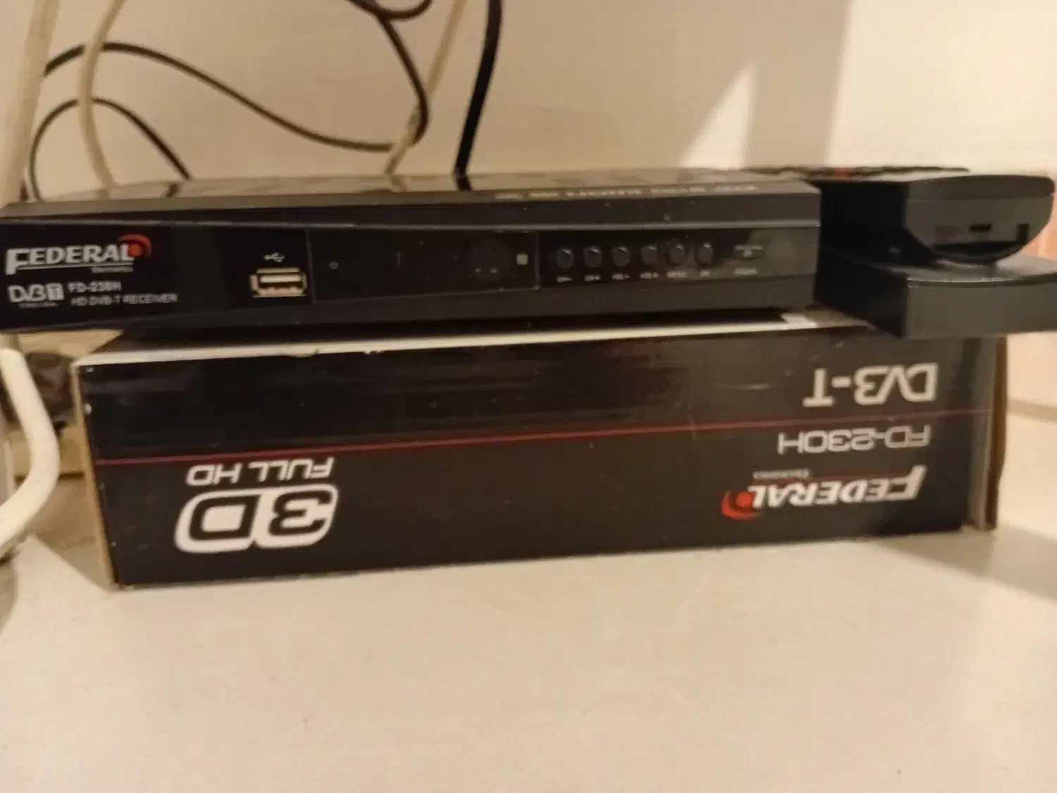 تلویزیون و دستگاه دیجیتال با میز زیر|تلویزیون و پروژکتور|کرمانشاه, |دیوار