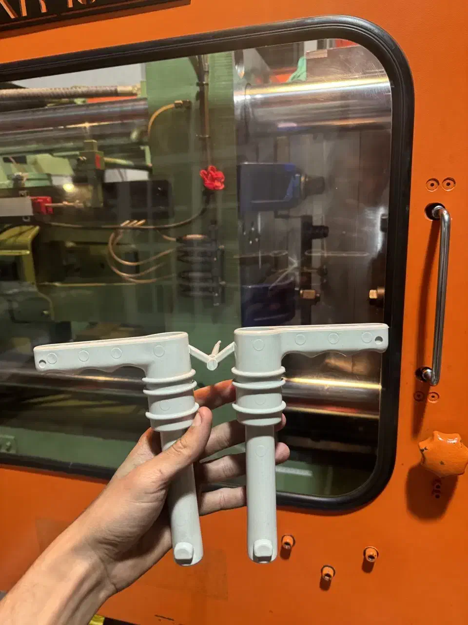 خدمات تزریق پلاستیک|خدمات پیشه و مهارت|ری, جوانمرد قصاب|دیوار