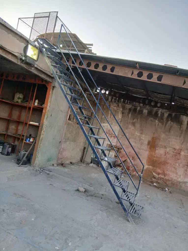 پله آهنی بدون زنگ زدگی رنگ شده سالم|مصالح و تجهیزات ساختمان|هشتگرد, شهرک اقدسیه|دیوار