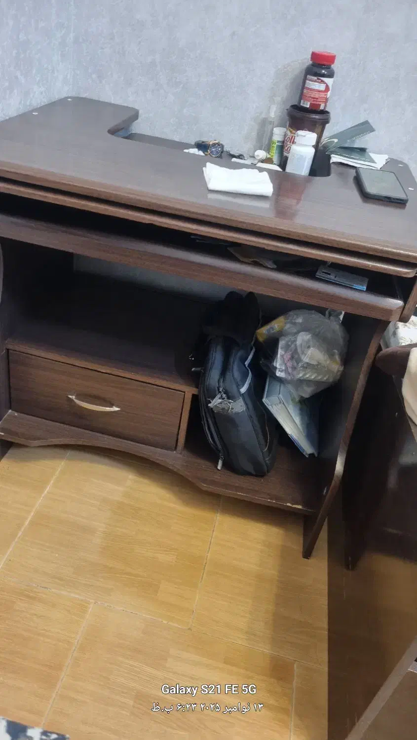 میز تحریر سالم و در حد‌‌ بدون هیچ شکستگی|میز تحریر و کامپیوتر|گرگان, |دیوار