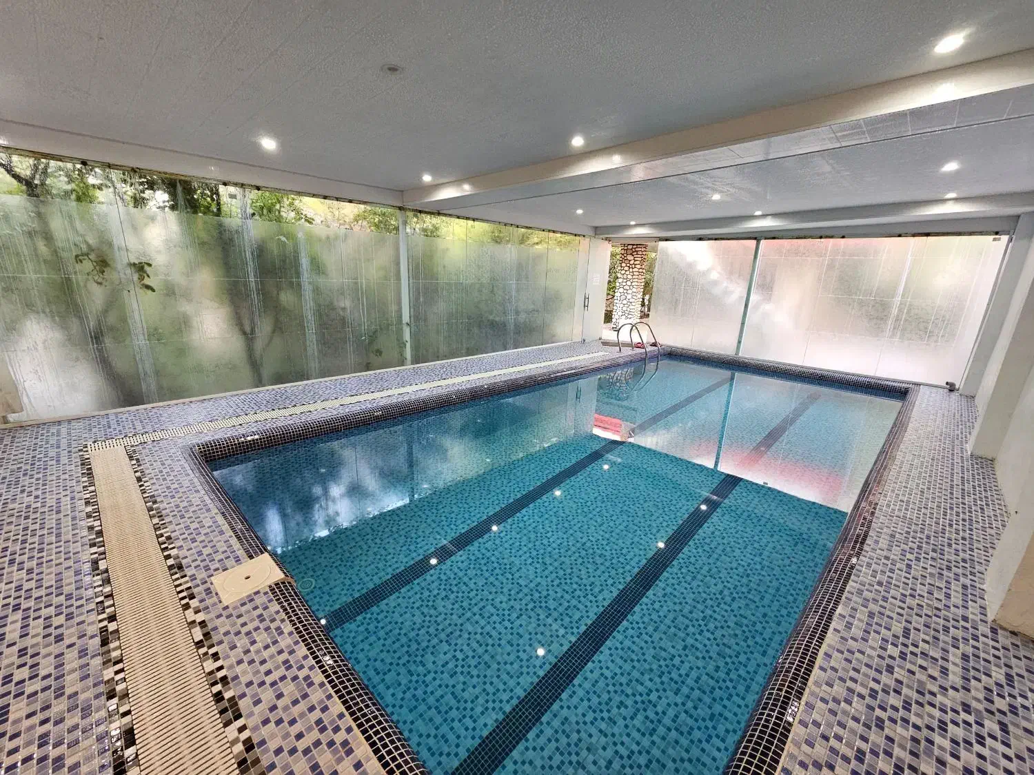 اجاره ویلا باغبهادران باغبادران باغ بهادران|اجارهٔ کوتاه‌مدت ویلا و باغ|اصفهان, باغ دریاچه|دیوار