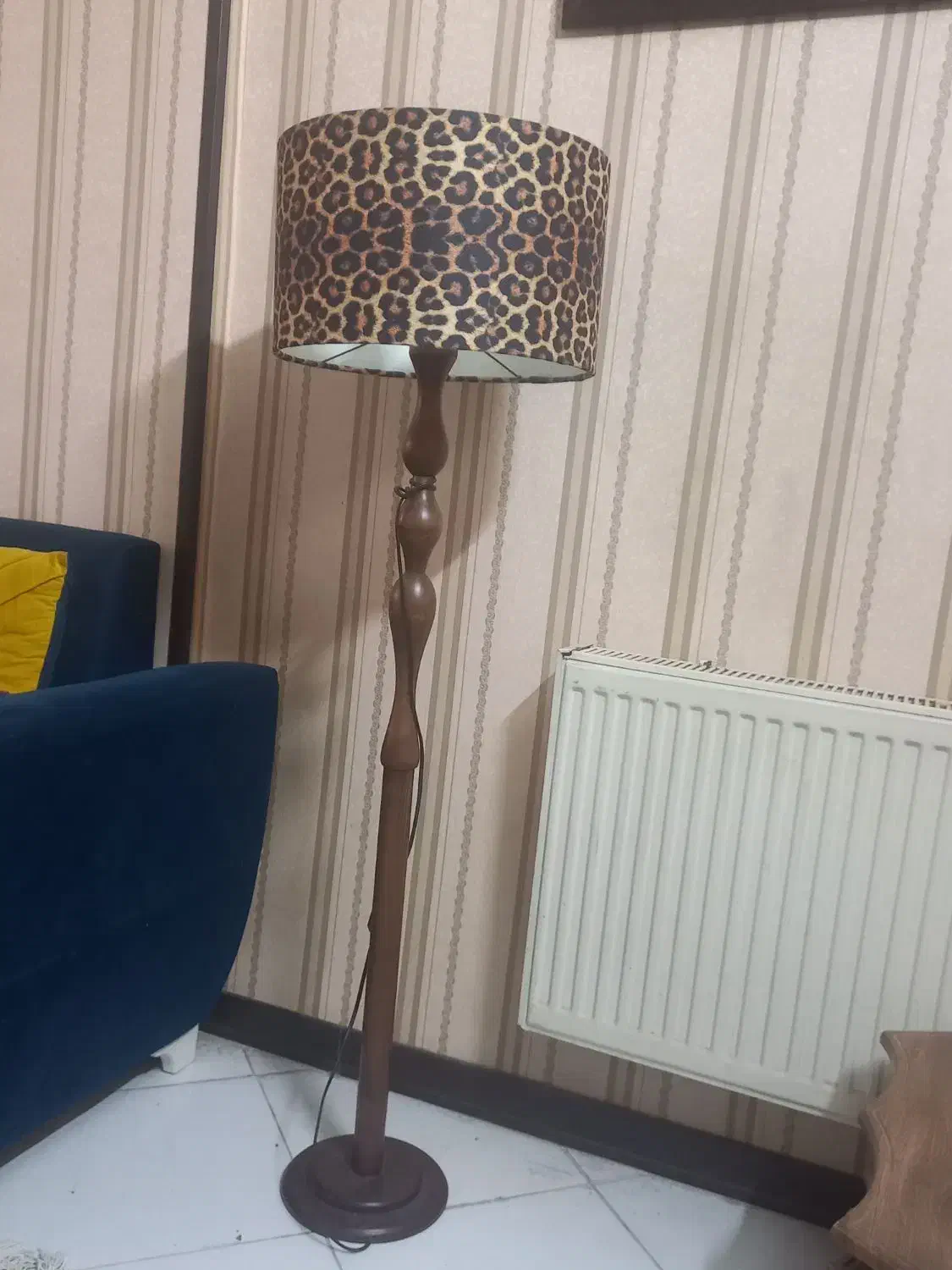 آباژور پایه چوب در حد نو کلاسیک|چراغ خواب و آباژور|نیشابور, شهرک جانبازان|دیوار