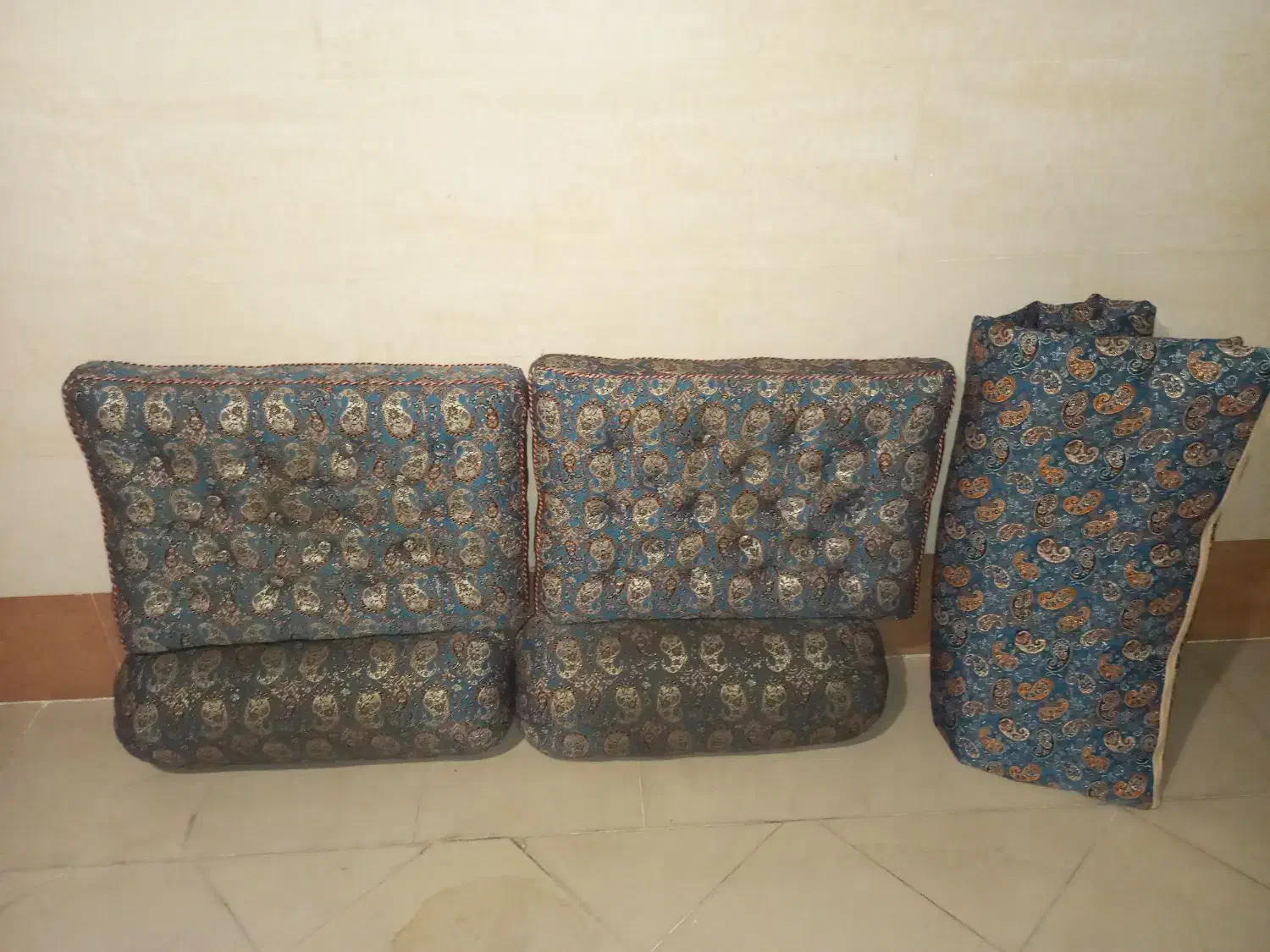 شاه نشین سنتی|پشتی|قم, سراجه (۱۵ خرداد)|دیوار