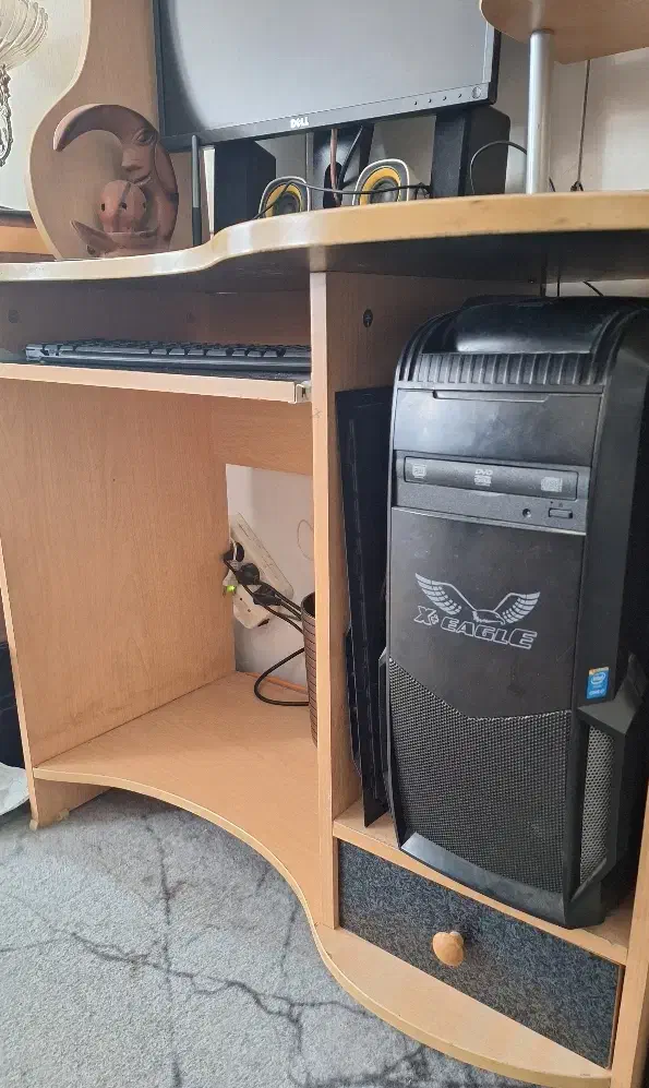 میزکامپیوتر کاملا سالم و چوب محکم|میز تحریر و کامپیوتر|اصفهان, شاه پسند|دیوار