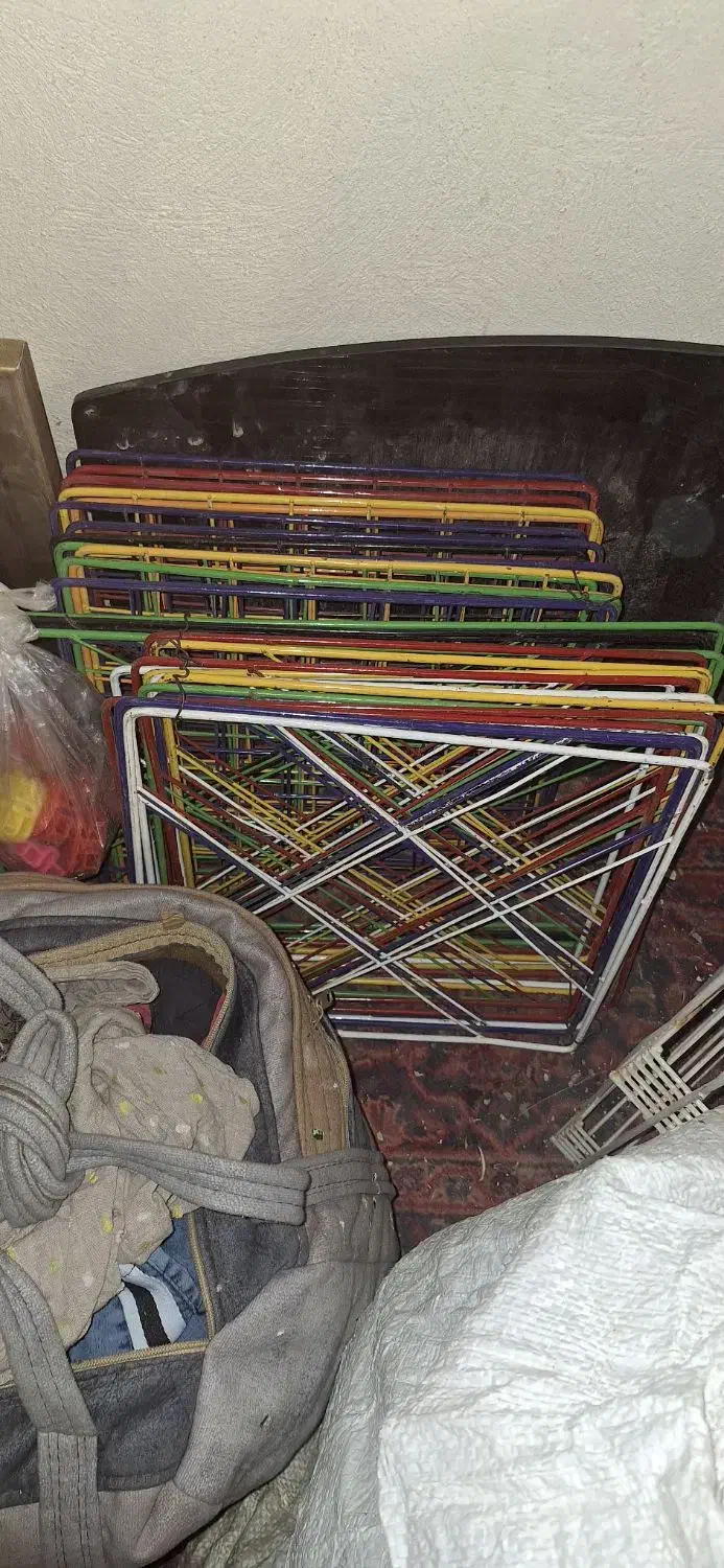 تعدادی قفسه و آویز ومتن اگهی|کتابخانه، شلف، قفسه‌های دیواری|کرمان, |دیوار