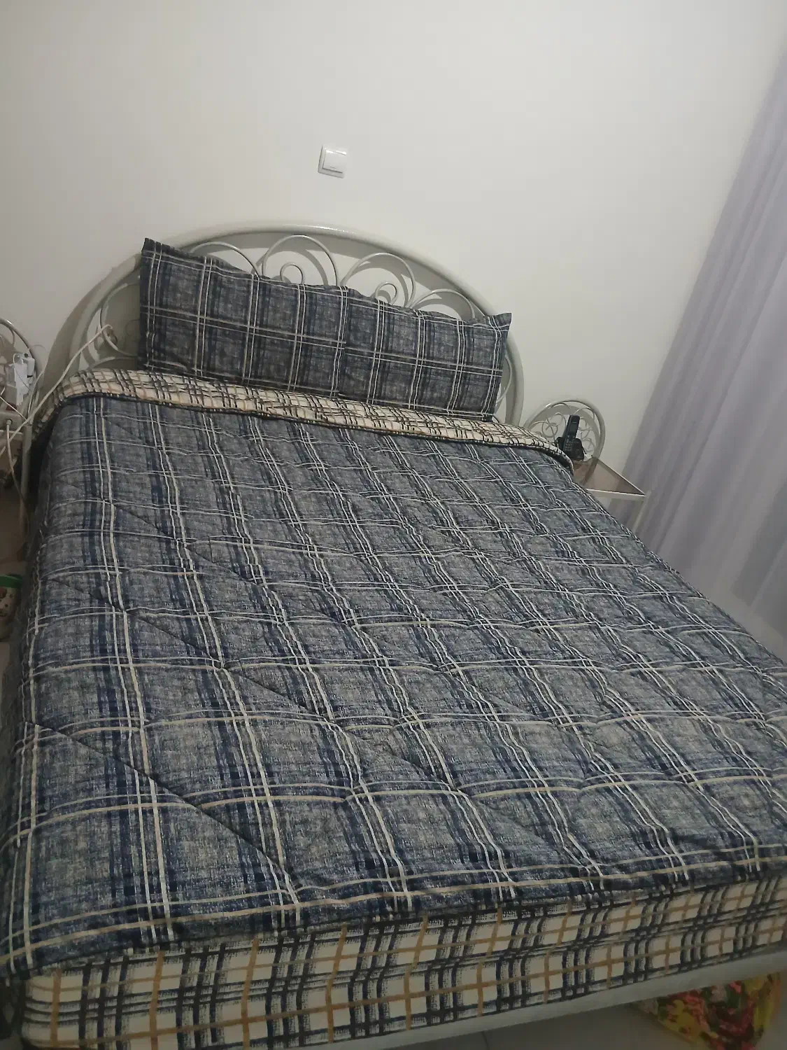 فروش تخت فلزی دونفره به همراه دوعدد پاتختی|تخت و سرویس خواب|هشتگرد, فاز ۷ مهستان|دیوار