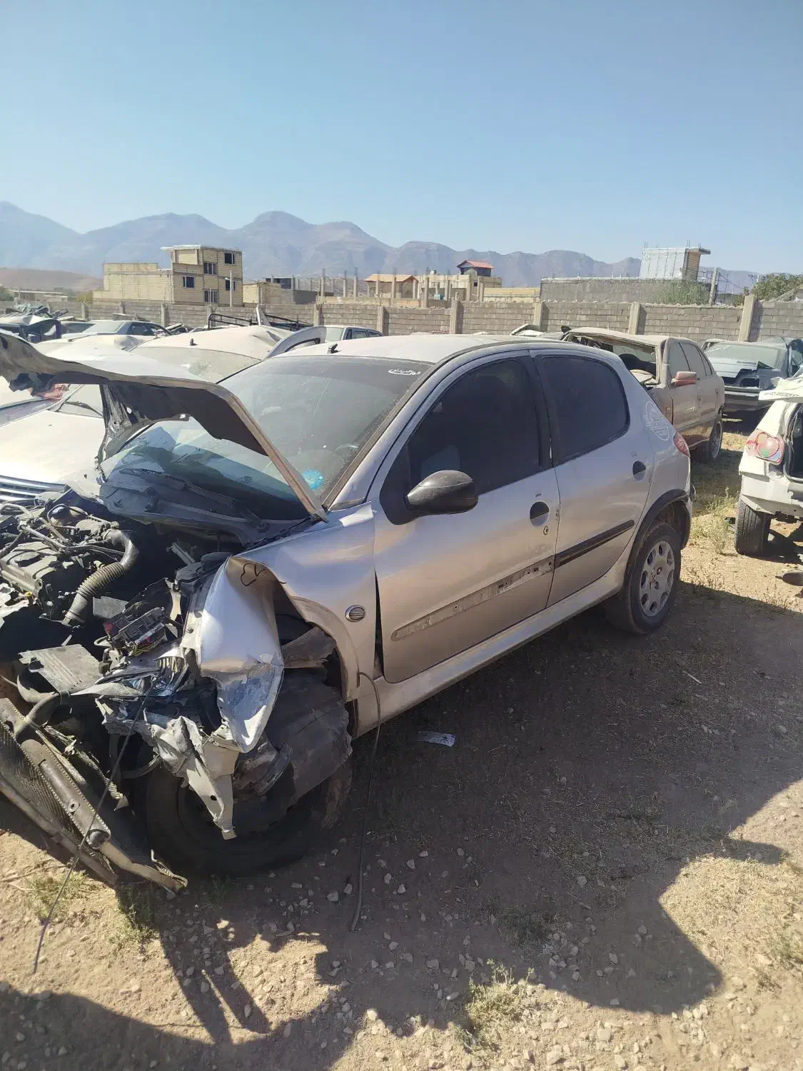 ماشین تصادفی|خودرو سواری و وانت|لردگان, |دیوار