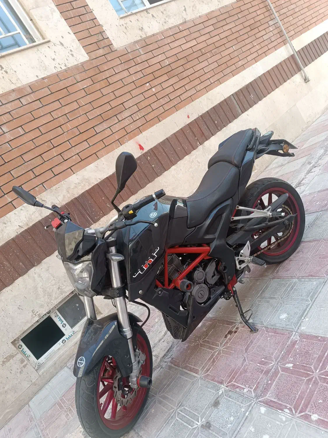 بنلی تک ۲۵۰|موتورسیکلت|پرند, فاز ۶|دیوار