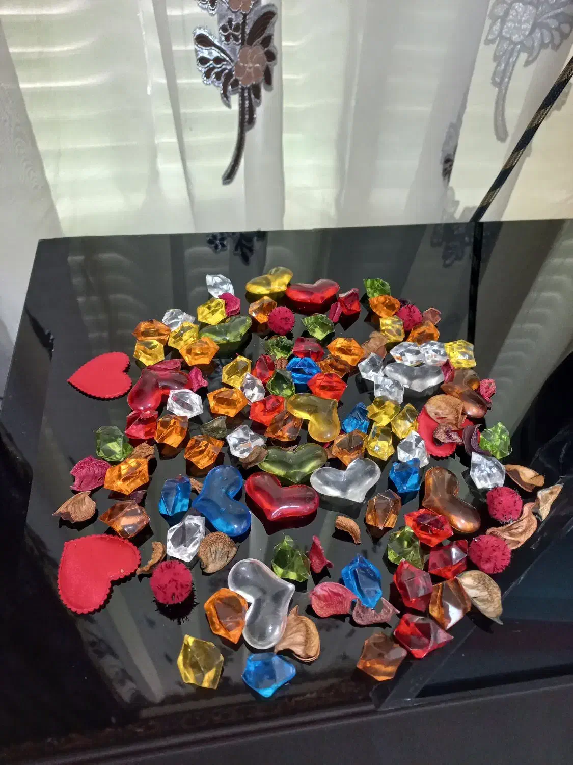 مقداری سنگ رنگی کریستالی تزئینی نوآکبند مناسب دکور|صنایع دستی و سایر لوازم تزئینی|شیراز, عفیف‌آباد|دیوار