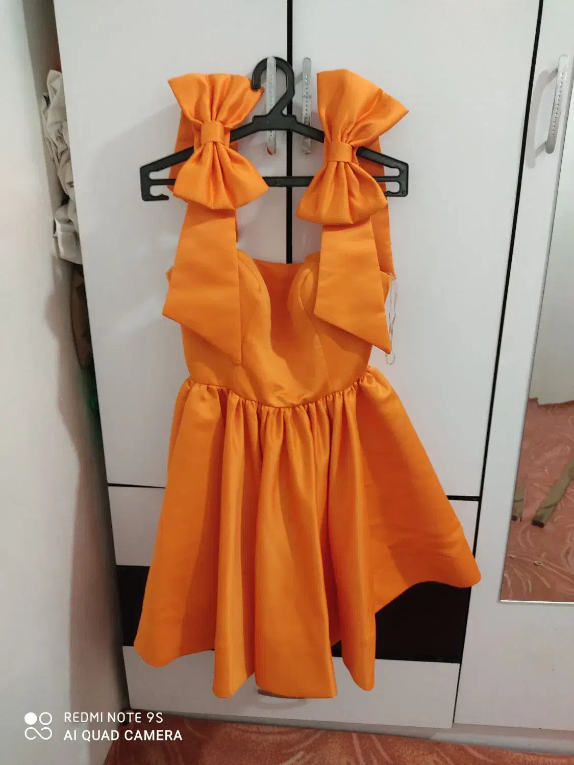 پیراهن دخترانه مجلسی|لباس|رباط‌کریم, رباط‌کریم|دیوار