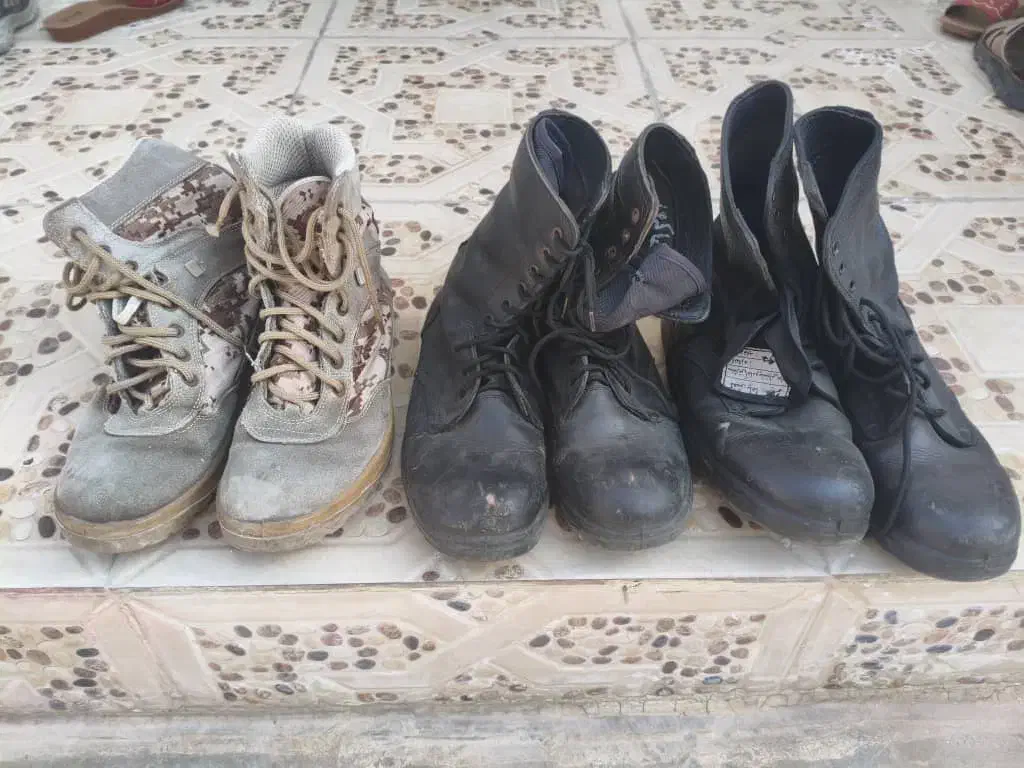 پوتین نظامی مشکی و خاکی|کیف، کفش، کمربند|آغاجاری, |دیوار