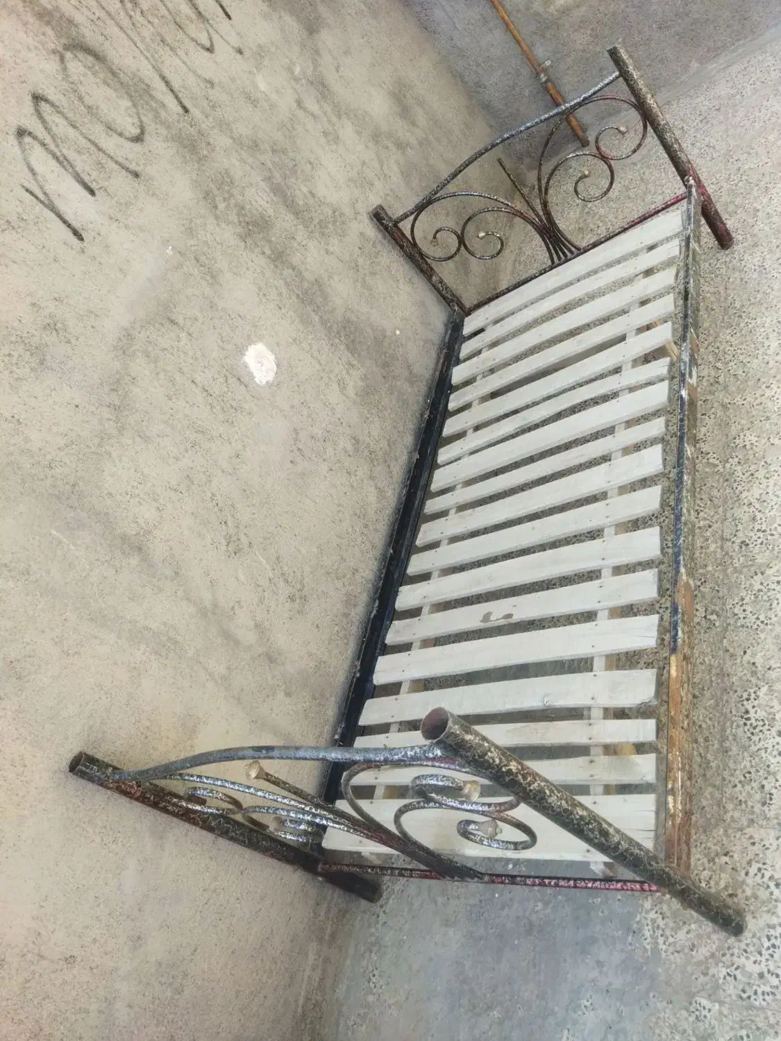 تخت فلزی|مبلمان خانگی و میز عسلی|تربت جام, بوستان وحدت|دیوار