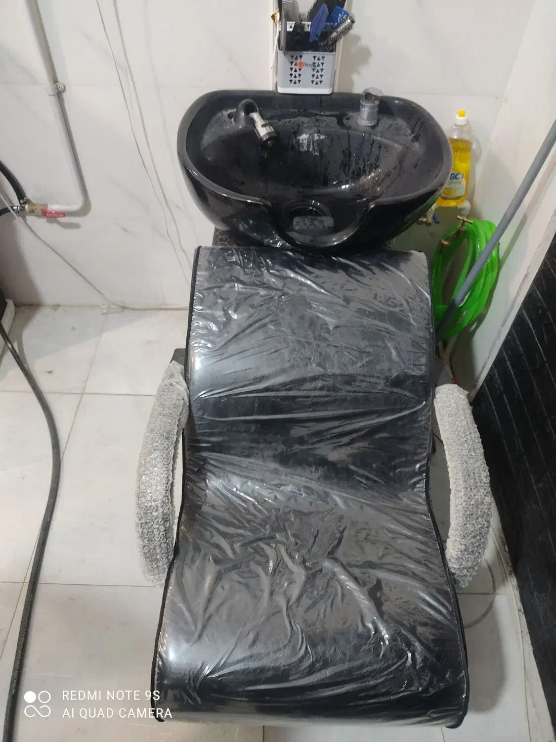 صندلی انتظار و سر شور خوابیده|آرایشگاه و سالن‌های زیبایی|بردسیر, |دیوار