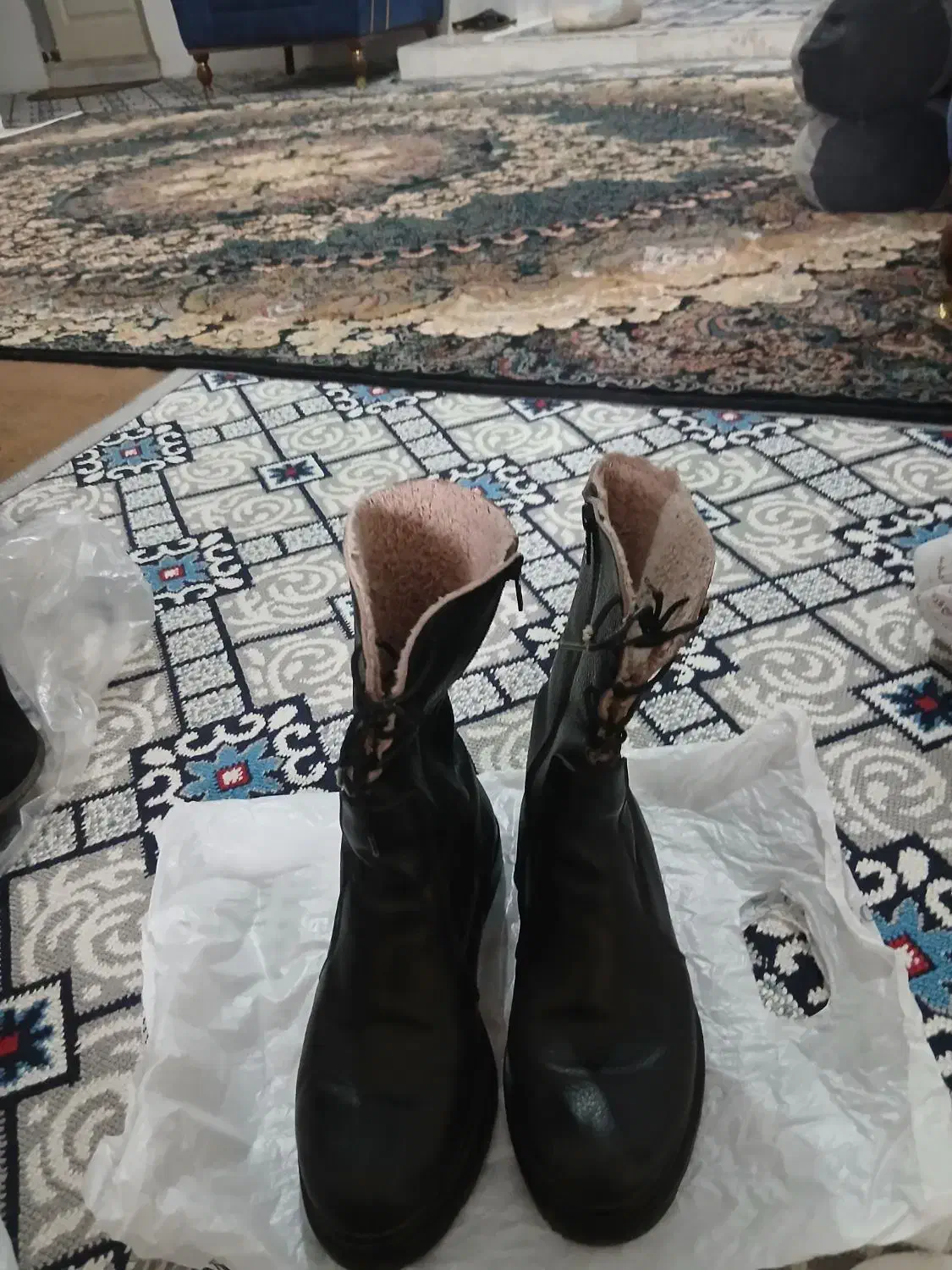 سه عدد کفش نو|کیف، کفش، کمربند|پرند, فاز ۴|دیوار