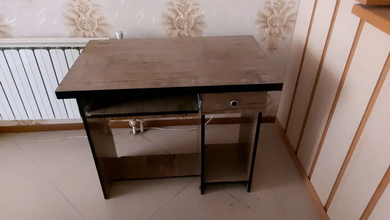 میز تحریر|میز تحریر و کامپیوتر|مشهد, هفت تیر (آب و برق)|دیوار