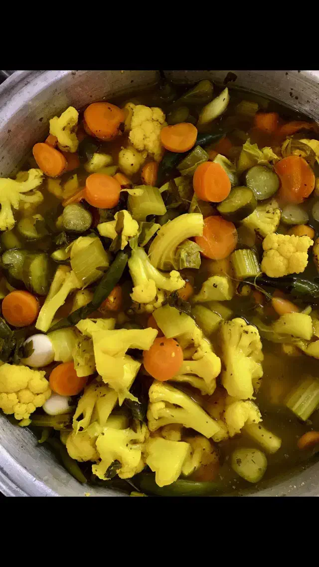 انواع ترشی و سبزی خونگی ،رب گوجه خالص وارگانیک|خوردنی و آشامیدنی|اهواز, شهرک دانشگاه|دیوار