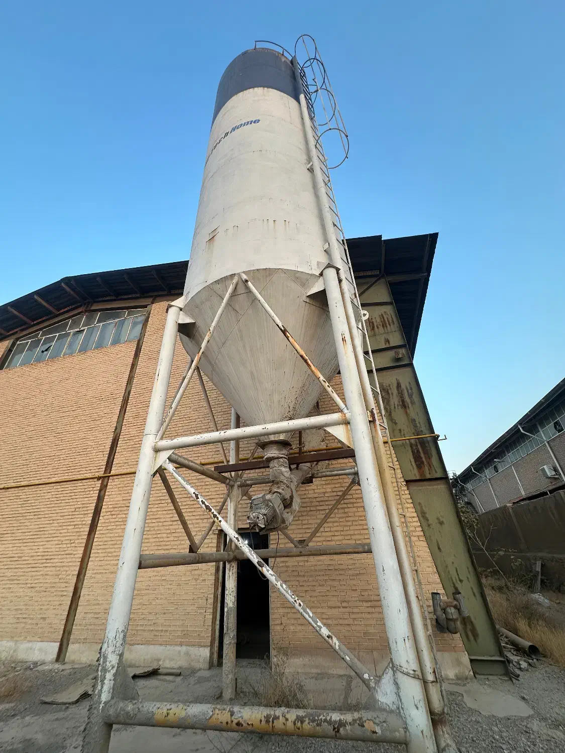 سیلو سیمان ۱۰۰ تن|ماشین‌آلات صنعتی|اشتهارد, |دیوار