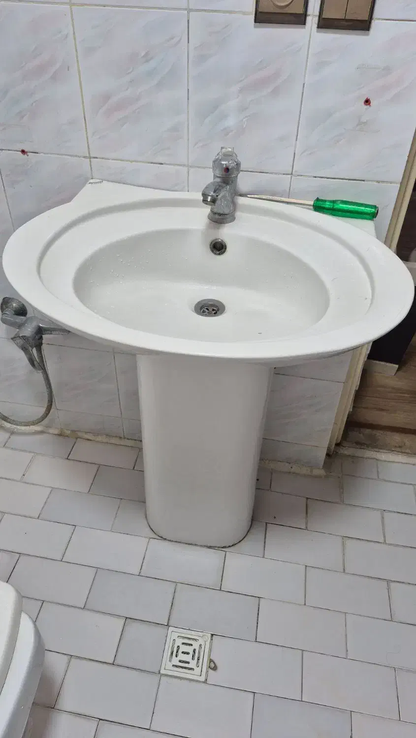 روشویی ، پایه ، اینه و کمد ، فلش تانک و شیرالات|لوازم سرویس بهداشتی|ری, سیزده آبان|دیوار