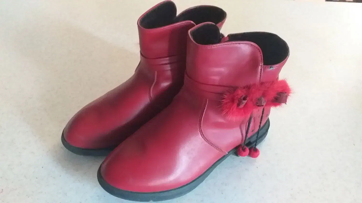 پوتین و کتونی|کفش و لباس بچه|رشت, منظریه|دیوار