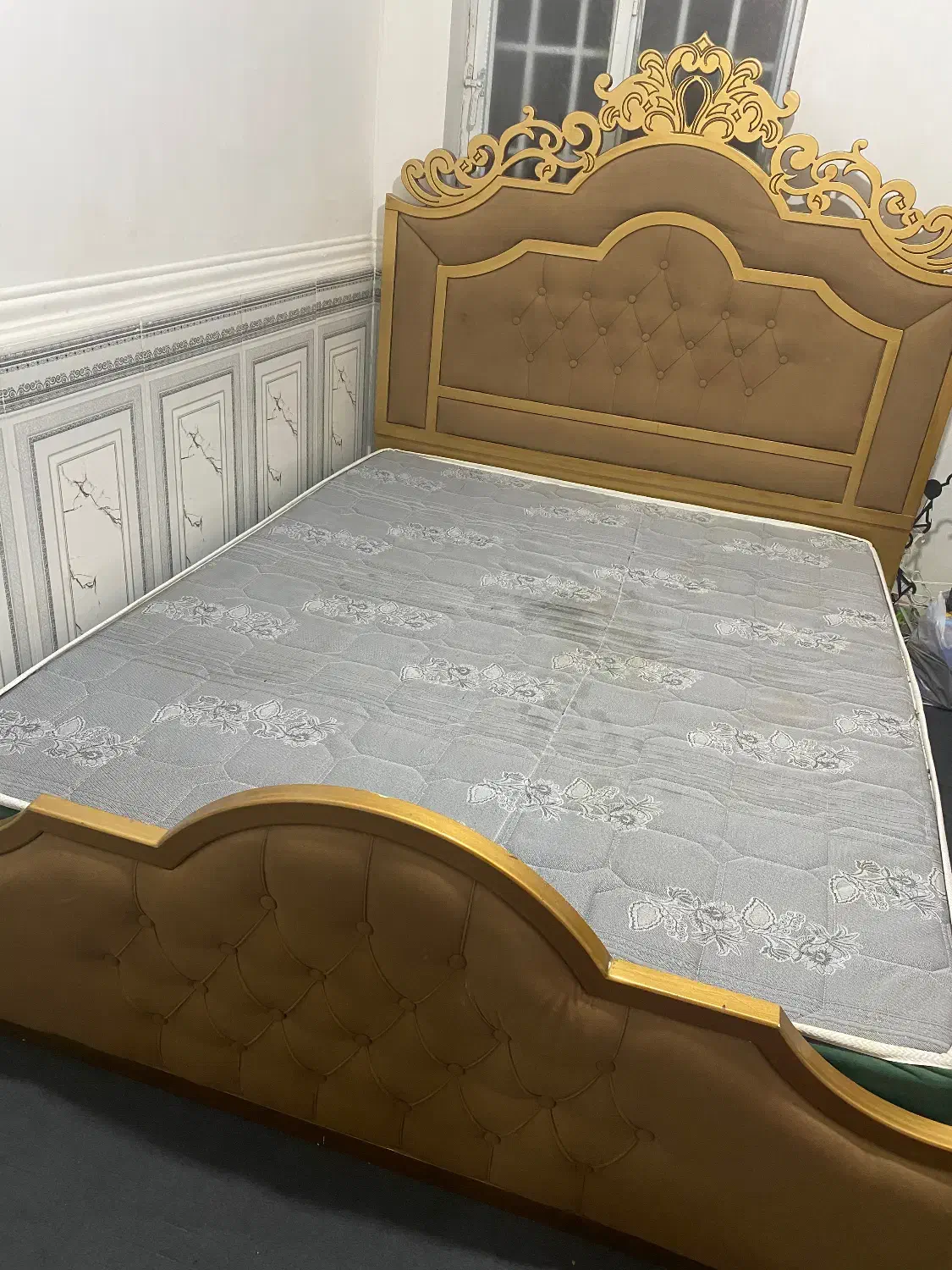 تخت و میز آرایش در حد نو|تخت و سرویس خواب|چابهار, |دیوار