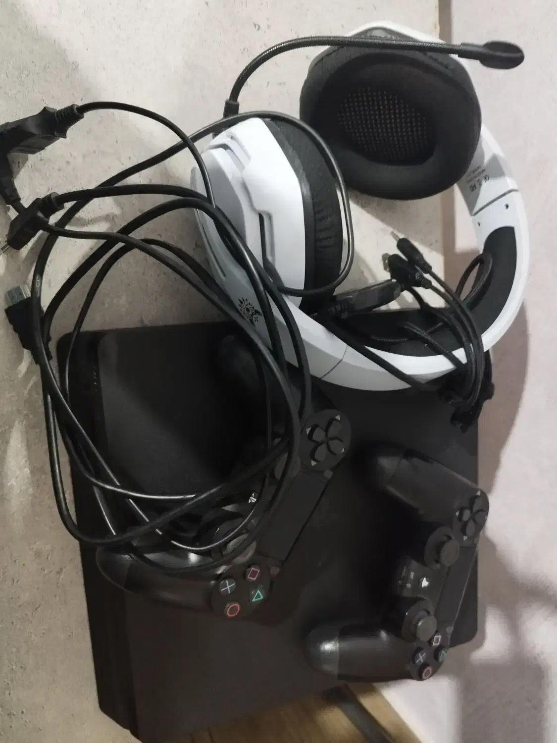 PS4|کنسول، بازی ویدئویی و آنلاین|شیراز, گچی|دیوار