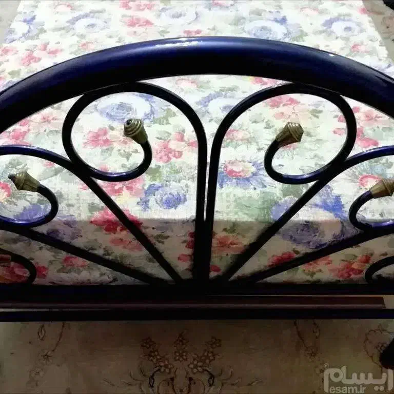 تخت خواب فلزی(فرفوژه) تاج دار|تخت و سرویس خواب|کرمانشاه, |دیوار