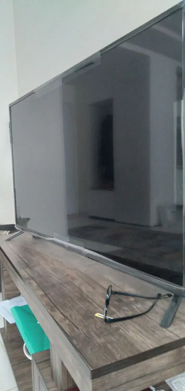 تلوزیون به‌همراه میز نو|تلویزیون و پروژکتور|شاهین‌شهر, شهرک میلاد|دیوار