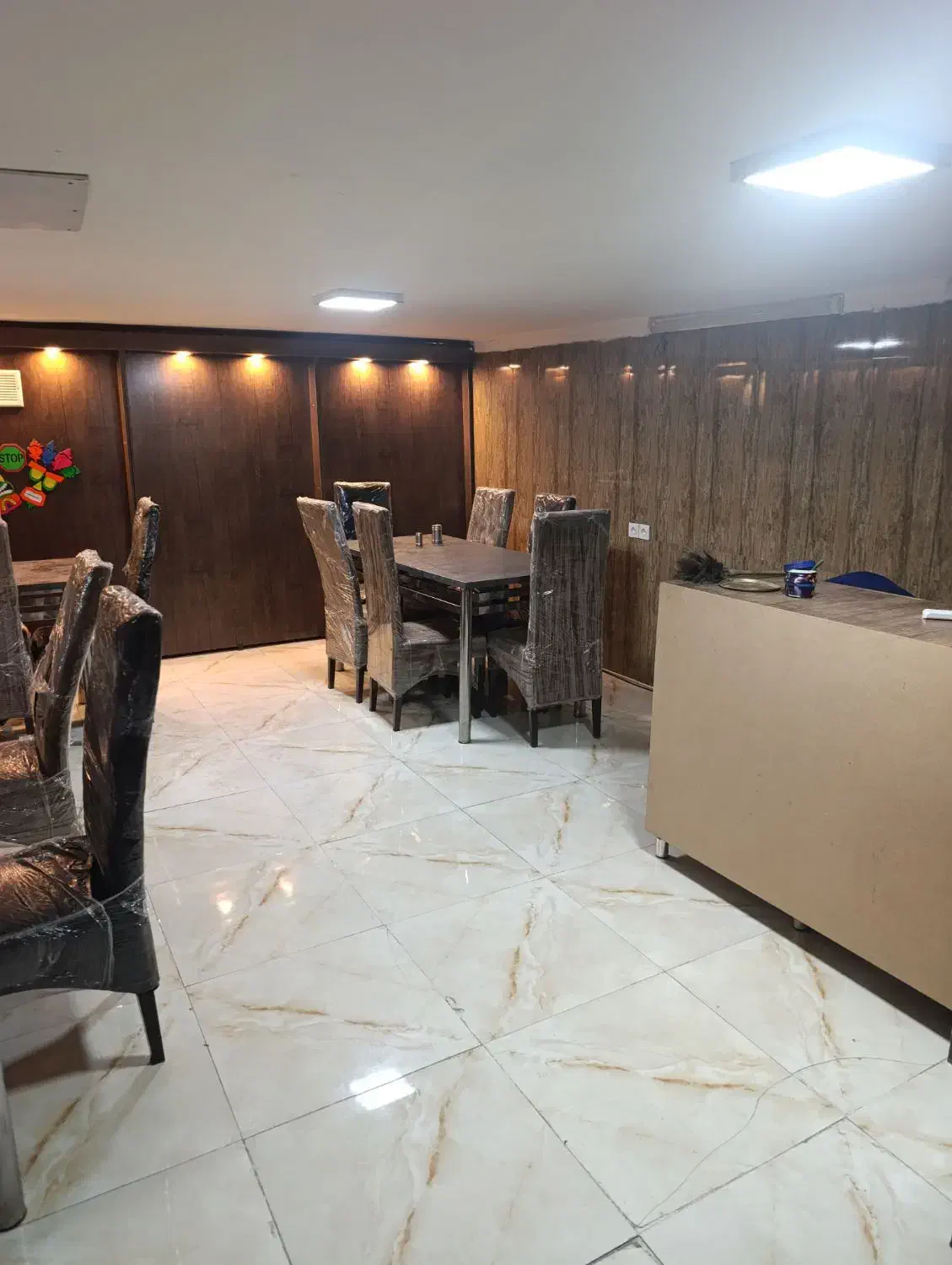 میز و صندلی رستورانی پارچه ای برند مکث|میز و صندلی غذاخوری|اسلام‌شهر, شهرک الهیه|دیوار