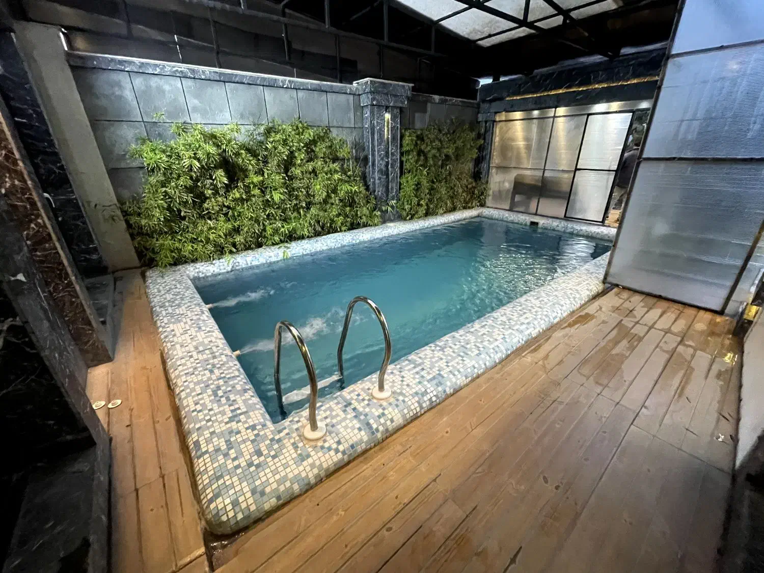 اجاره باغ ویلا با استخر سرپوشیده آبگرم در چهارباغ|اجارهٔ کوتاهمدت ویلا و باغ|کرج, کیانمهر|دیوار