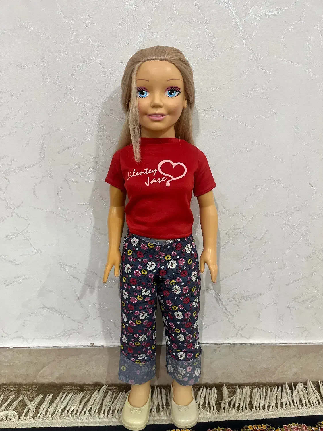 عروسک دخترانه باربی ایستاده|اسباب‌‌بازی|فامنین, |دیوار