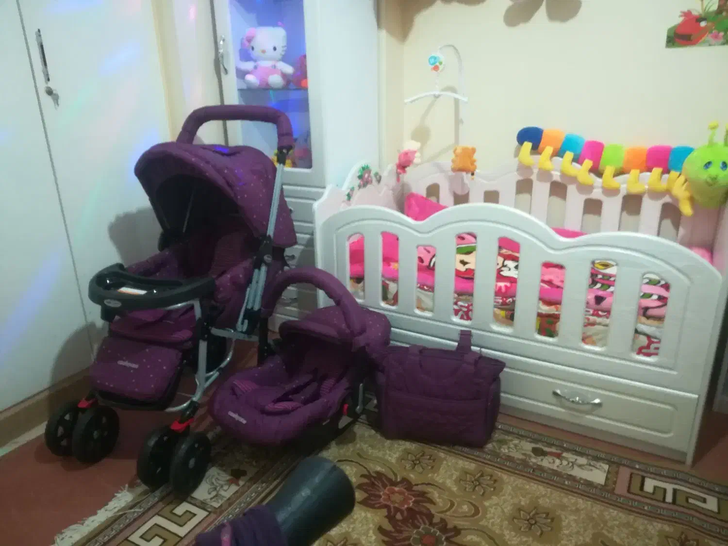 تخت وکالسکه کودک|اسباب و اثاث بچه|هشتگرد, فاز ۲ مهستان|دیوار