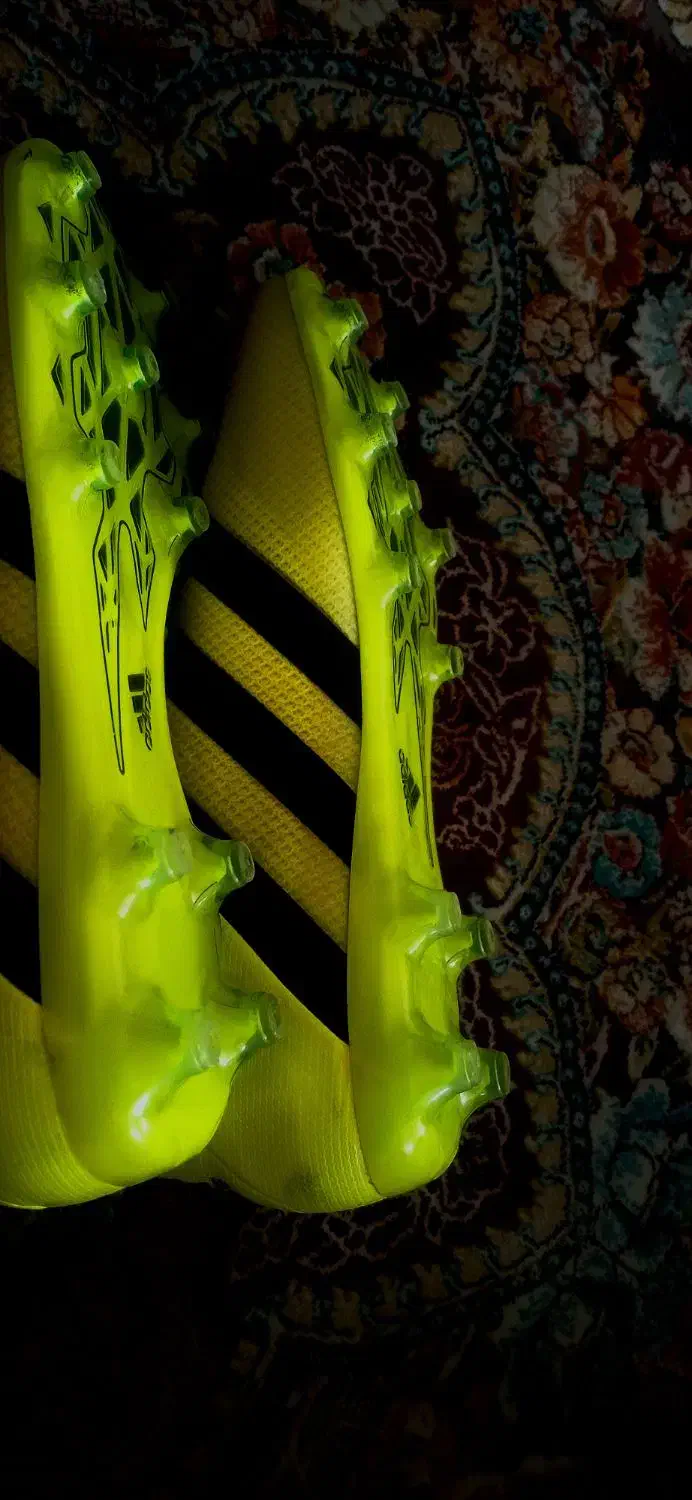 دو کفش ورزشی و یک پوتین|کیف، کفش، کمربند|مریوان, |دیوار