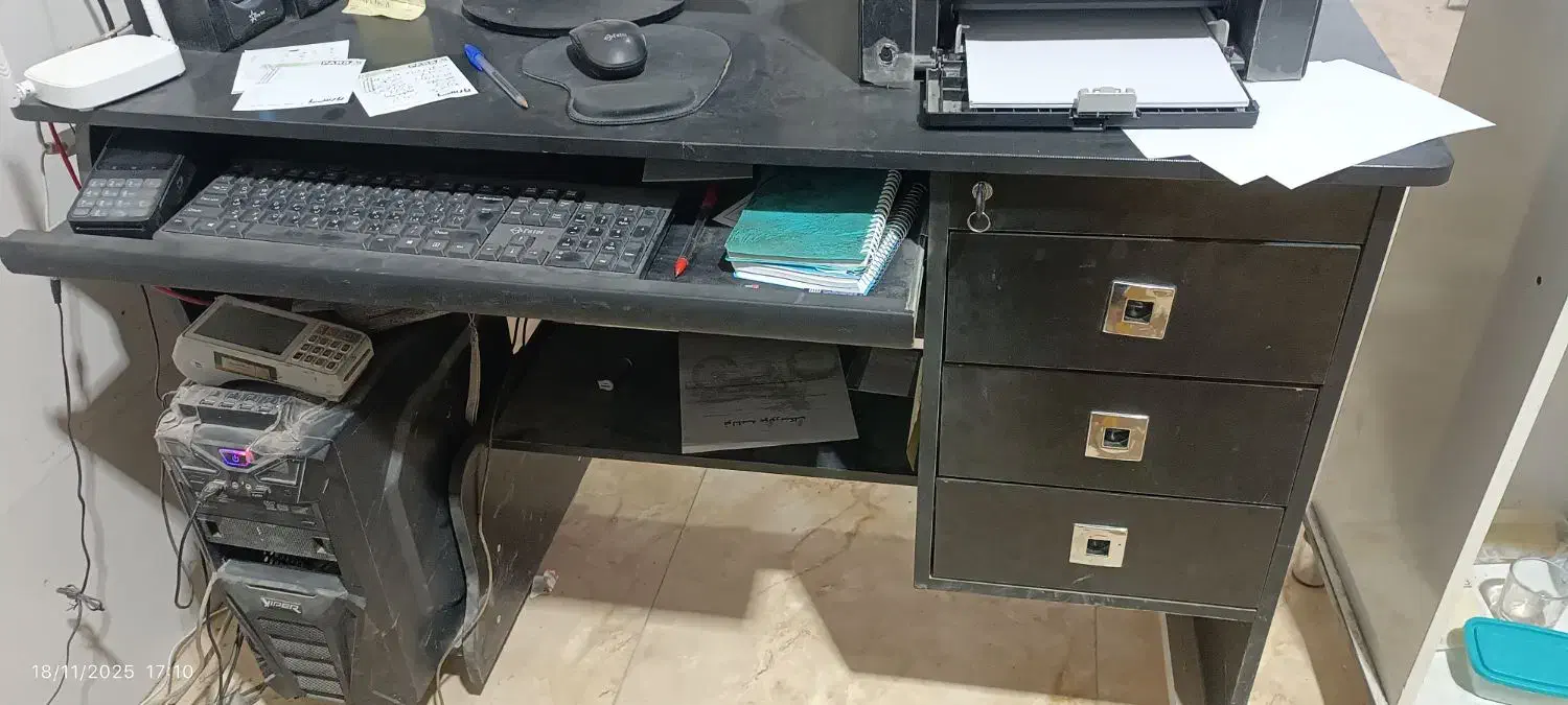 ویترین مغازه و میز کامپیوتر ام دی اف|فروشگاه و مغازه|شیراز, گچی|دیوار