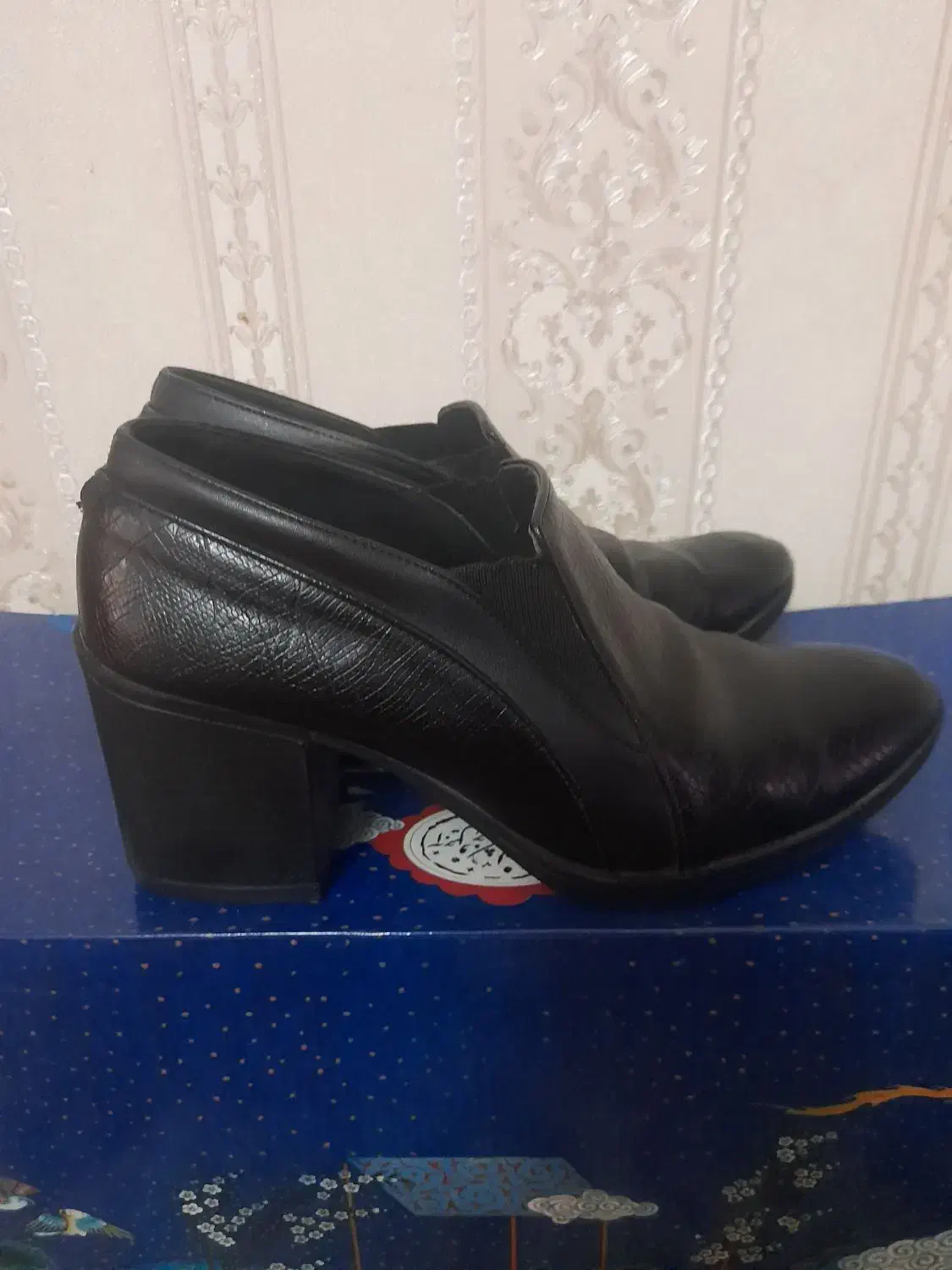 کفش زنانه|کیف، کفش، کمربند|رشت, منظریه|دیوار