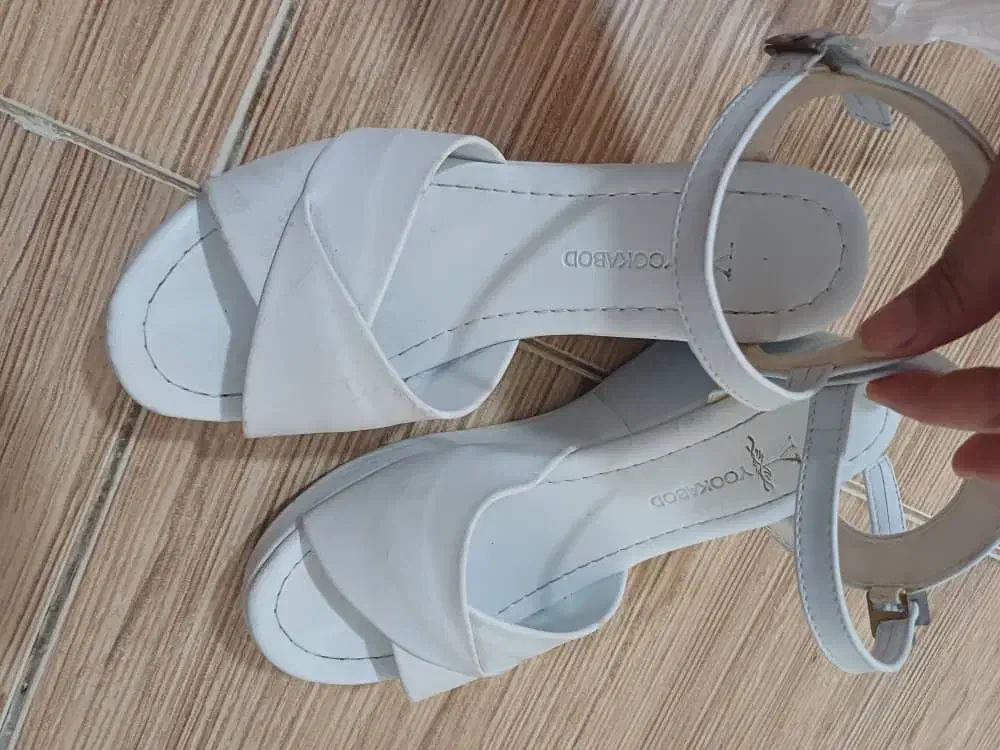 صندل سفید|کیف، کفش، کمربند|رشت, جماران|دیوار