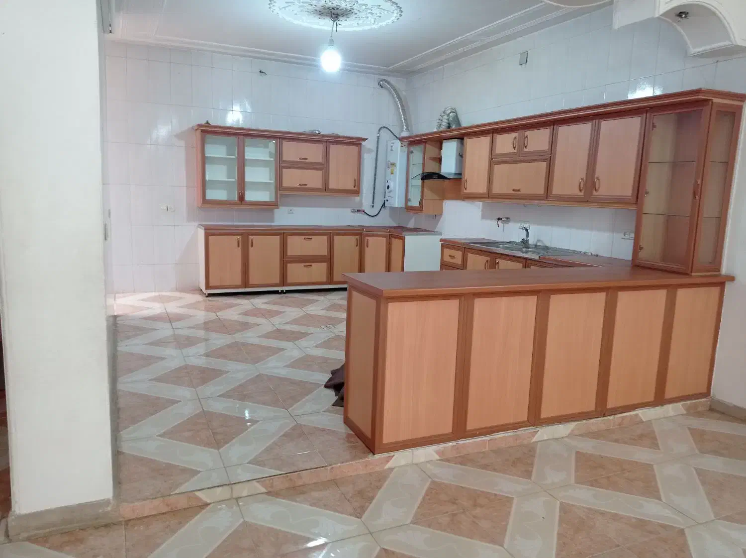 رهن خانه حیاط دارمجزا، خ بابونه ،۳خواب|اجارهٔ خانه و ویلا|کازرون, |دیوار