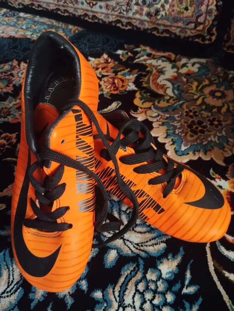 دو تا کفش ورزشی چمنی نو نو یکیش دو بار پوشیده شده|کیف، کفش، کمربند|اسلامشهر, شهرک محمدیه|دیوار