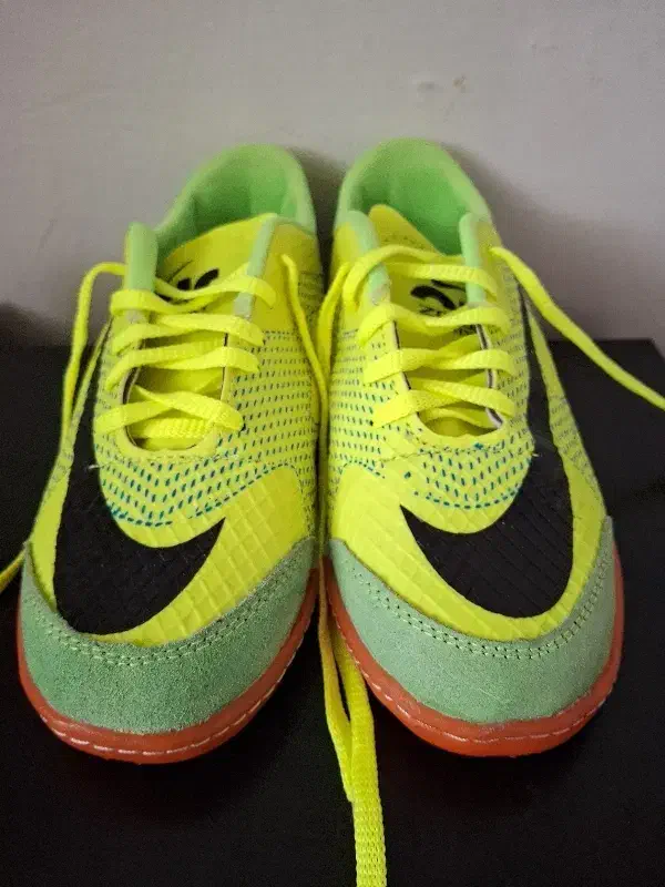 کفش|کیف، کفش، کمربند|گتاب, |دیوار