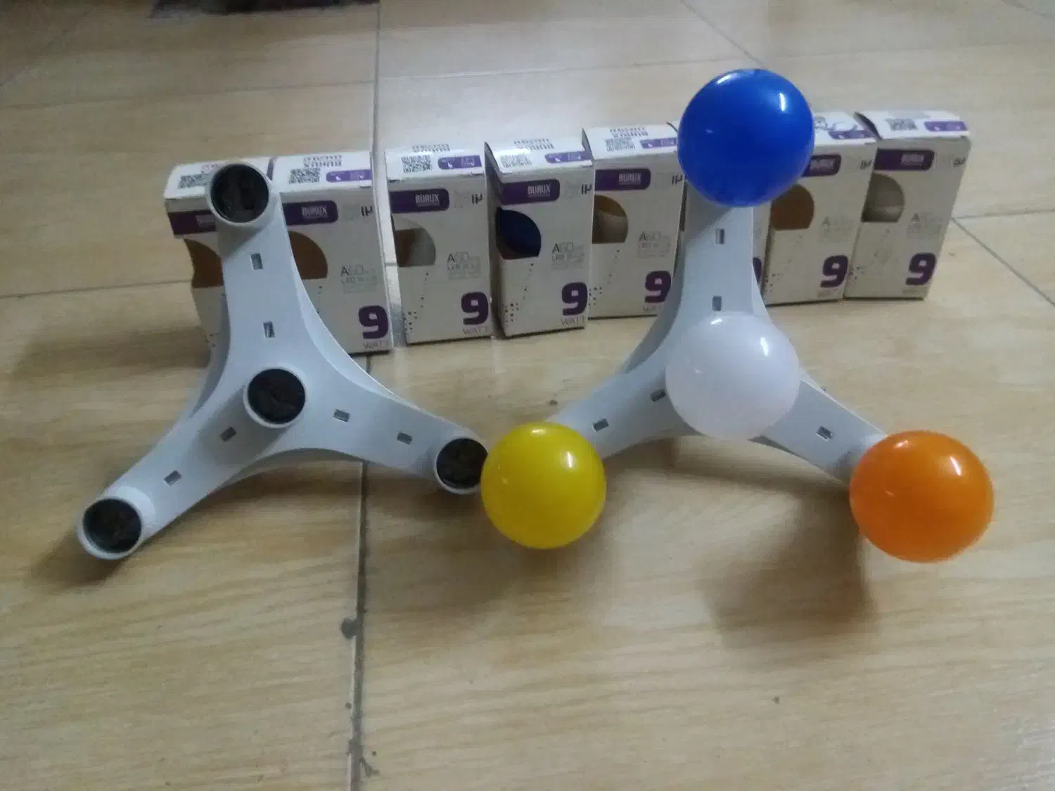 تعدادی لامپ و سرپیچ|لامپ و چراغ|رباط‌کریم, رباط‌کریم|دیوار