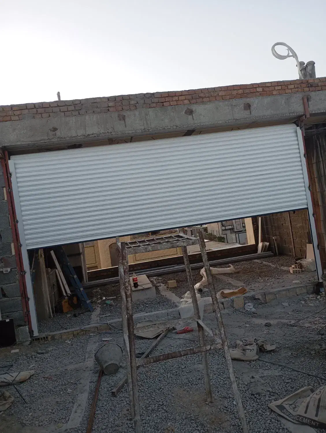 نصب درب کرکره و شیشه سکوریت|خدمات پیشه و مهارت|زاهدان, |دیوار