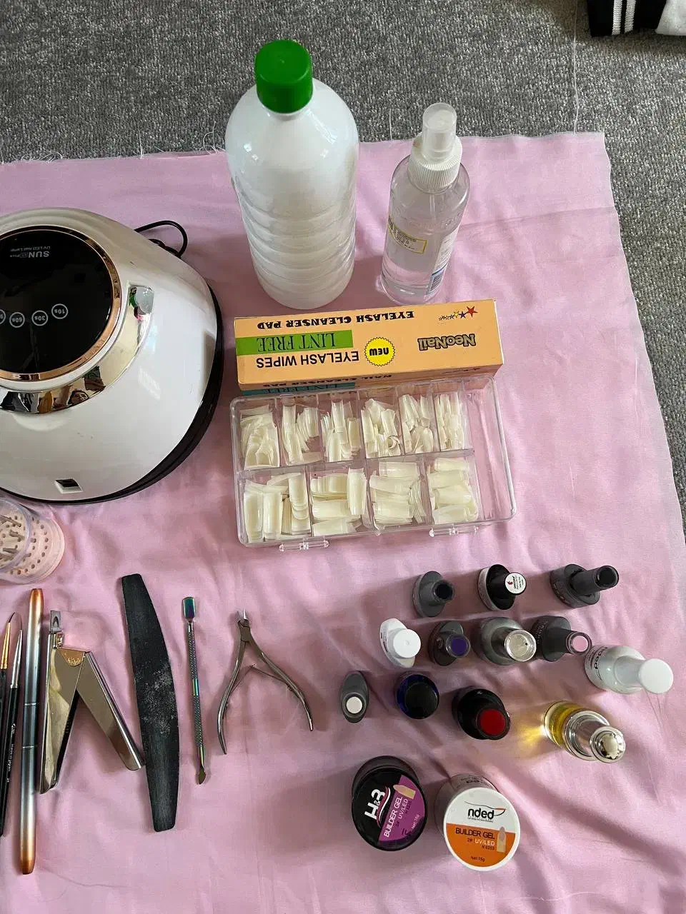 وسایل کاشت و ژلیش ناخن|آرایشگاه و سالن‌های زیبایی|شوط, |دیوار