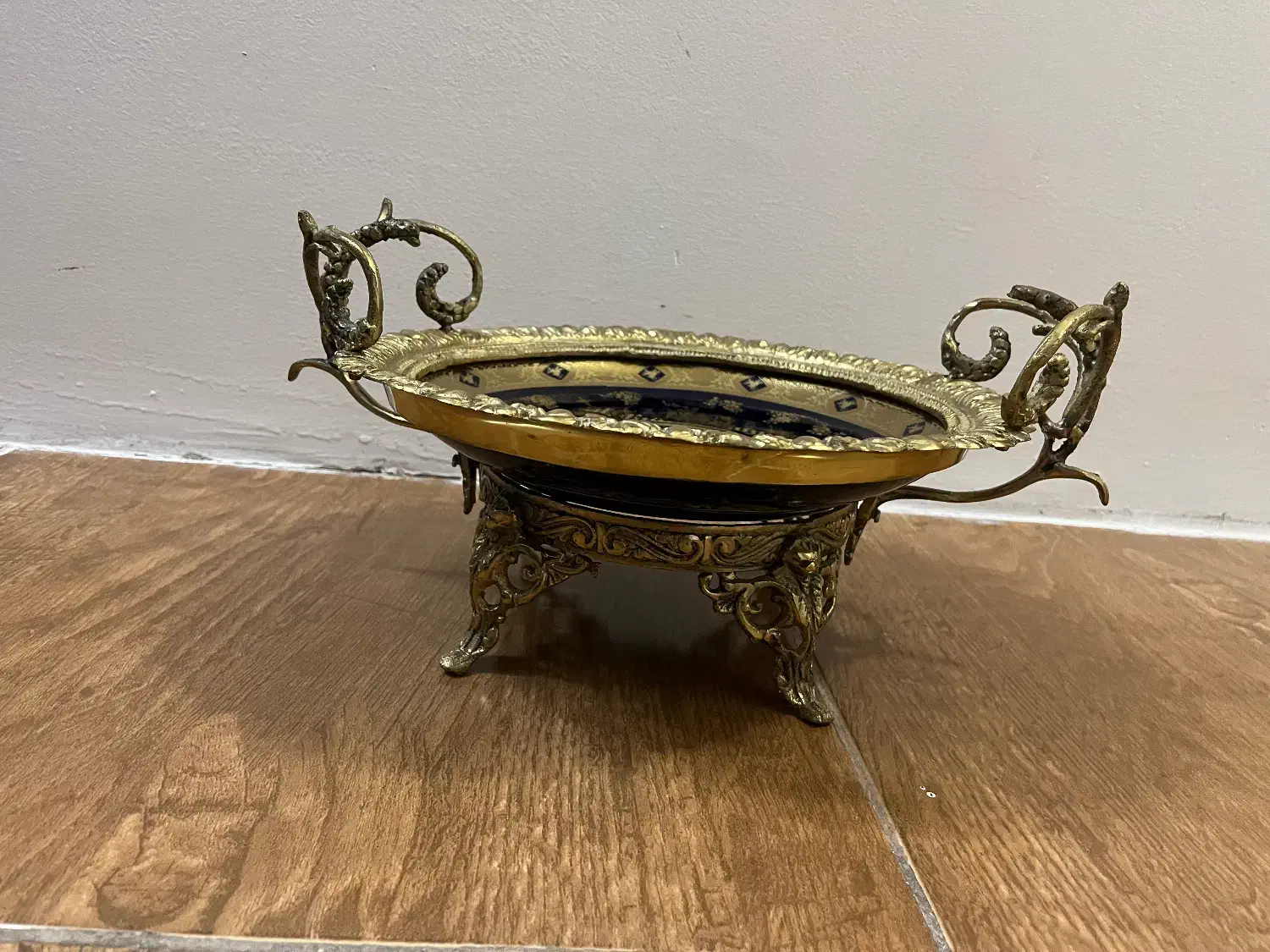 ظرف دکوری برنز|بوفه، ویترین، کنسول|اردبیل, |دیوار